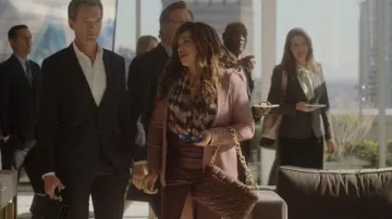 Bolso de hombro acolchado zara con cadena usado por Suzanne (Tisha Campbell) como se ve en Uncoupled (S01E01)