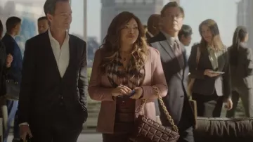 Reiss Sofia Top usado por Suzanne (Tisha Campbell) como se ve en Uncoupled (S01E01)