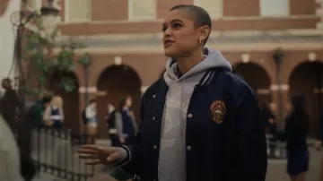 Maison Kitsune Satin Teddy Bomber Jacket porté par Julien Calloway (Jordan Alexander) vu dans Gossip Girl (S01E03)