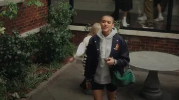 Loewe Suede Medium Bag porté par Julien Calloway (Jordan Alexander) vu dans Gossip Girl (S01E03)