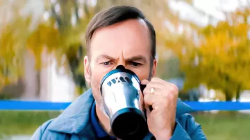 WM Williams Manufacturing Mug de Hutch Mansell (Bob Odenkirk) dans Nobody