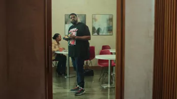 Baskets Nike Air Max 95 portées par Howard (Ron Funches) telles que vues dans les tenues de la série télévisée Loot (saison 1 épisode 9)