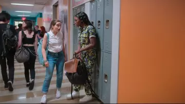 Madewell Stovepipe Jeans worn by Juliette Fairmont (Sarah Catherine Hook) as seen in First Kill (S01E07)