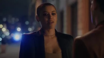 Cartier Sup­ple Neck­lace worn by Julien Calloway (Jordan Alexander) as seen in Gossip Girl (S01E03)