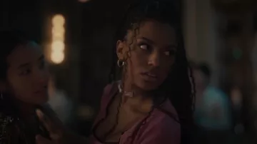 Dior Pink Diorissimo Embellished Choker usado por Monet de Haan (Savannah Lee Smith) como se ve en Gossip Girl (S01E03)