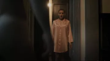 Morgan Lane Jillian Silk Shirt Robe portée par Julien Calloway (Jordan Alexander) comme on le voit dans Gossip Girl (S01E03)