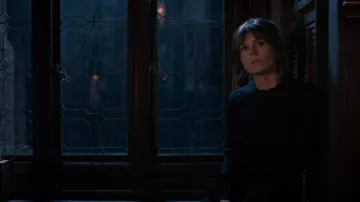 Jonathan Simkhai Scallop Ruffle Rib Knit Top porté par Kristen Bouchard (Katja Herbers) vu dans Evil (S02E02)