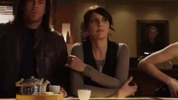 Bijoux par Cari Grande plaque d’identité en or portée par Sophie Devereaux (Gina Bellman) comme on le voit dans Leverage (S03E02)