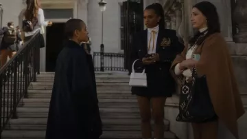 Louis Vuitton LV Crafty OnTheGo GM Monogram Bag porté par Luna La (Zión Moreno) vu dans Gossip Girl (S01E04)