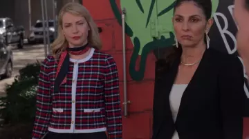 Brooks Brothers Red White And Blue Plaid Jacket usado por Parker (Beth Riesgraf) como se ve en Leverage: Redemption (S01E04)