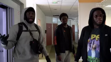 Sacoche bandoulière suprême  porté par Proof Lonnizer  dans le clip Le rappeur PROOF à la rencontre de T-PUNCH (Part. 2)