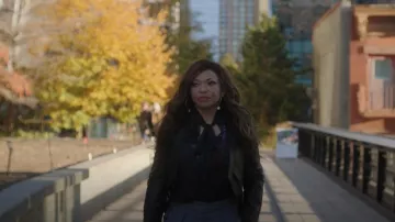 Ted Baker Kalinna Tie Neck Blusa usada por Suzanne (Tisha Campbell) como se ve en Uncoupled (S01E02)