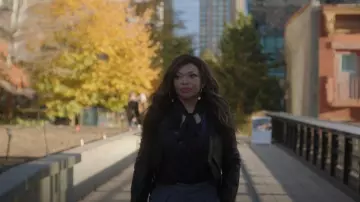 Ted Baker Kalinna Tie Neck Blusa usada por Suzanne (Tisha Campbell) como se ve en Uncoupled (S01E02)