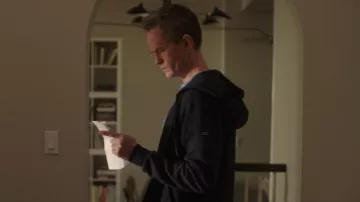 Alo Yoga Everyday Full Zip Hoodie porté par Michael (Neil Patrick Harris) vu dans Uncoupled (S01E03)