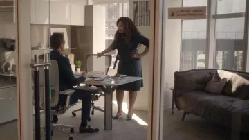 Vestido de Ted Baker Alltaa usado por Suzanne (Tisha Campbell) como se ve en Uncoupled (S01E03)
