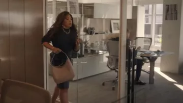 Kate Spade Roulette Bolso de cuero usado por Suzanne (Tisha Campbell) como se ve en Uncoupled (S01E03)