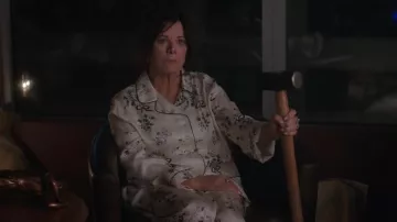 Morgan Lane Floiral Pyjama Top porté par Claire (Marcia Gay Harden) vu dans Uncoupled (S01E03)