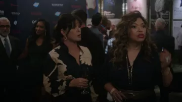 Johanna Ortiz Haut décolleté tressé porté par Claire (Marcia Gay Harden) vu dans Uncoupled (S01E04)