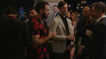 Chemise imprimée Forever 21 Rose portée par Luis (Jhulenty Delossantos) vue dans Uncoupled (S01E04)