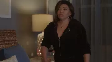 Juicy Couture Classic Juicy Hoodie usado por Suzanne (Tisha Campbell) como se ve en Uncoupled (S01E05)