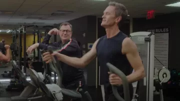 Alo Yoga Idol Performance Tank porté par Michael (Neil Patrick Harris) vu dans Uncoupled (S01E06)