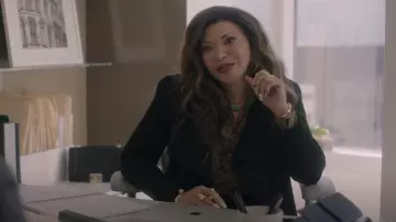 Nili Lotan Colleen Paisley Blusa Popover de seda usada por Suzanne (Tisha Campbell) como se ve en Uncoupled (S01E06)