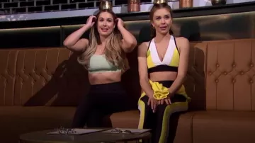 Leggings serrés Alala Bolt en blanc/jaune/noir portés par Gabby comme on le voit dans The Bachelorette (S19E04)