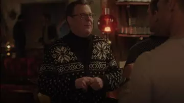 Ralph Lauren Cardigan usado por Stanley (Brooks Ashmanskas) como se ve en Uncoupled (S01E07)
