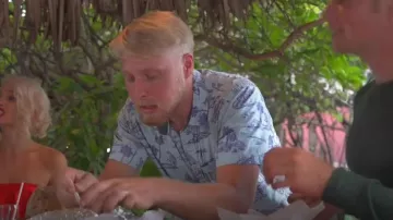 Camisa Aloha hawaiana de Ocean Current usada por Ethan Plath como se ve en Welcome to Plathville (S04E13)