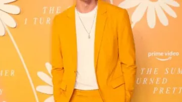 The Summer I Turned Pretty Premier Gavin Casalegno Suit of Jeremiah (Gavin Casalegno) in The Summer I Turned Pretty (S01E01)