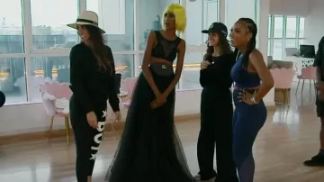 MOTHER La sudadera tie up easy usada por Sara Al Madani como se ve en The Real Housewives of Dubai (S01E09)