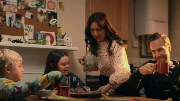 Et d’autres histoires Chemisier à col ébouriffé porté par Nikki Newman (Esther Smith) comme on le voit dans Trying (S03E04)