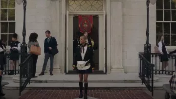 Louis Vuitton New Wave Bumbag En cuir de veau blanc porté par Julien Calloway (Jordan Alexander) vu dans Gossip Girl (S01E05)