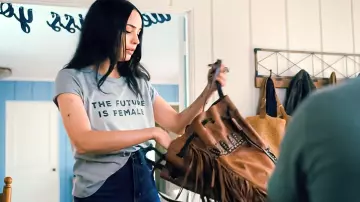 T-shirt « The Future is Female » porté par Cassie (Sofia Carson) dans la garde-robe du film Purple Hearts