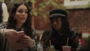 Eugenia Kim Sabrina Wool Baker Boy Cap usada por Monet de Haan (Savannah Lee Smith) como se ve en Gossip Girl (S01E05)