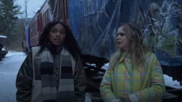AllSaints suri Bomber Jacket usado por Tabitha 'Tabby' Hayworthe (Chandler Kinney) como se ve en Pretty Little Liars: Original Sin (S01E06)