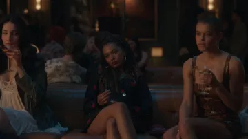 Versace Rose-Print Pinstripe Double Breasted Jacket usado por Monet de Haan (Savannah Lee Smith) como se ve en Gossip Girl (S01E05)