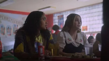 Motel Tucci Top in White Strawberry Embro porté par Imogen Adams (Bailee Madison) vu dans Pretty Little Liars: Original Sin (S01E07)