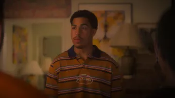 Pleasures Decoy Stripe Polo usado por Andre Johnson, Jr. (Marcus Scribner) como se ve en grown-ish (S05E04)