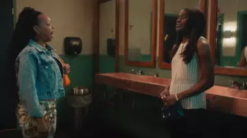 Theory Blouse en polyester portée par Jessie (Nneka Okafor) vue dans Everything’s Trash (S01E06)