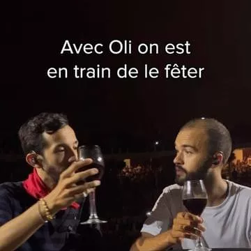 Foulard rouge  porté par Bigflo  sur le compte Instagram de @bigfloetoli 