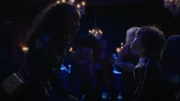 Louis Vuitton Yellow Mini Twist Bag porté par Zoya Lott (Whitney Peak) vu dans Gossip Girl (S01E04)