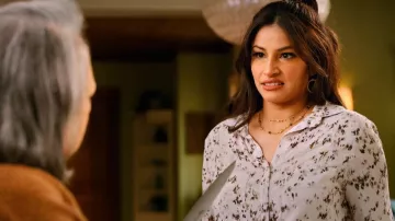 Bella Dahl Blouse imprimée smockée portée par Kamala (Richa Moorjani) vue dans Never Have I Ever (S03E01)