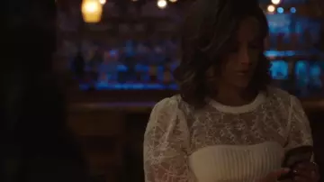 Pull Express Lace Balloon Sleeve porté par Maria DeLuca (Heather Hemmens) vu à Roswell, Nouveau-Mexique (S04E08)