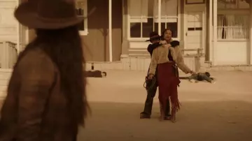 La veste en fausse fourrure Big Time En peluche Big Time de BB Dakota Junior portée par Maria DeLuca (Heather Hemmens) vue à Roswell, Nouveau-Mexique (S04E09)