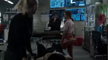 Free People Ray Of Sunshine Cord Flare Jeans porté par Maria DeLuca (Heather Hemmens) vu à Roswell, Nouveau-Mexique (S04E09)