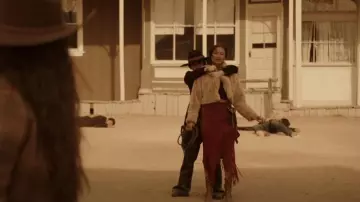 Jupe Scully Long Suede Leather With Fringe portée par Maria DeLuca (Heather Hemmens) vue à Roswell, Nouveau-Mexique (S04E09)