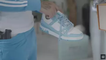 La LV trainer bleu ciel de Zola dans Zola - Gants x 91 ALL STARS (Clip Officiel)