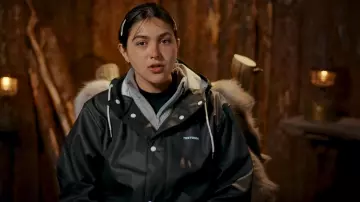 Veste de pluie Tretorn Wings portée par Devon vue dans Snowflake Mountain (S01E01)