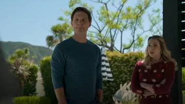 Suéter Swoosie Vintage Vintage Único de Borgoña y Apple Usado por Davia Moss (Emma Hunton) como se ve en Good Trouble (S04E15)